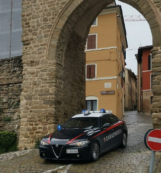 Tolentino - Tenta di adescare una minorenne e aggredisce i carabinieri: arrestato 26enne